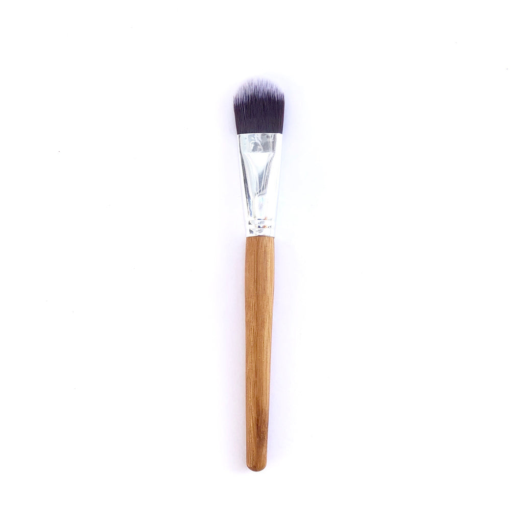 This bamboo handle brush allows a clean and even application of the Dead Sea Mineral Mud Mask. 